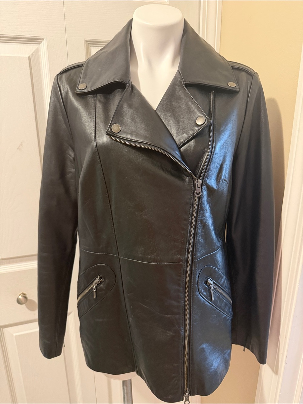 G.I.L.I. Women’s Black Leather Asymmetrical Zip Jacket Size M